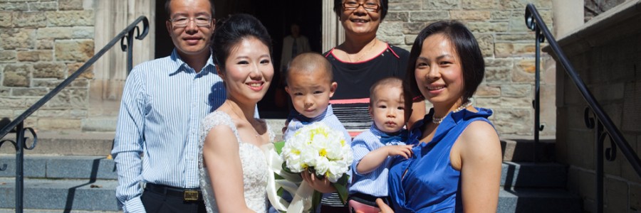 兄弟俩参加婚礼